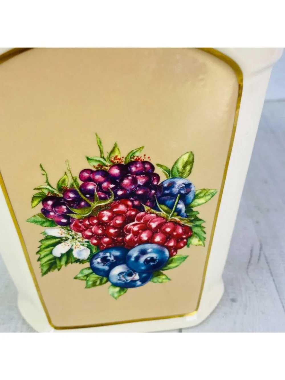 Knott's Berry Farm STRAWBERRY BLUEBERRIES Floral Ceramic Ivory 10